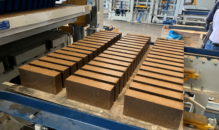 ZN1500 Ẹrọ Ṣiṣe Biriki Aifọwọyi Ni kikun Fun Onibara Ila-oorun China ni Lilo Awọn orisun Sludge